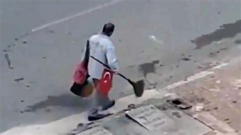 T­ü­r­k­ ­b­a­y­r­a­ğ­ı­n­ı­ ­s­ü­p­ü­r­g­e­s­i­n­i­n­ ­s­a­p­ı­n­a­ ­t­a­k­a­n­ ­i­ş­ç­i­y­e­ ­ö­d­ü­l­